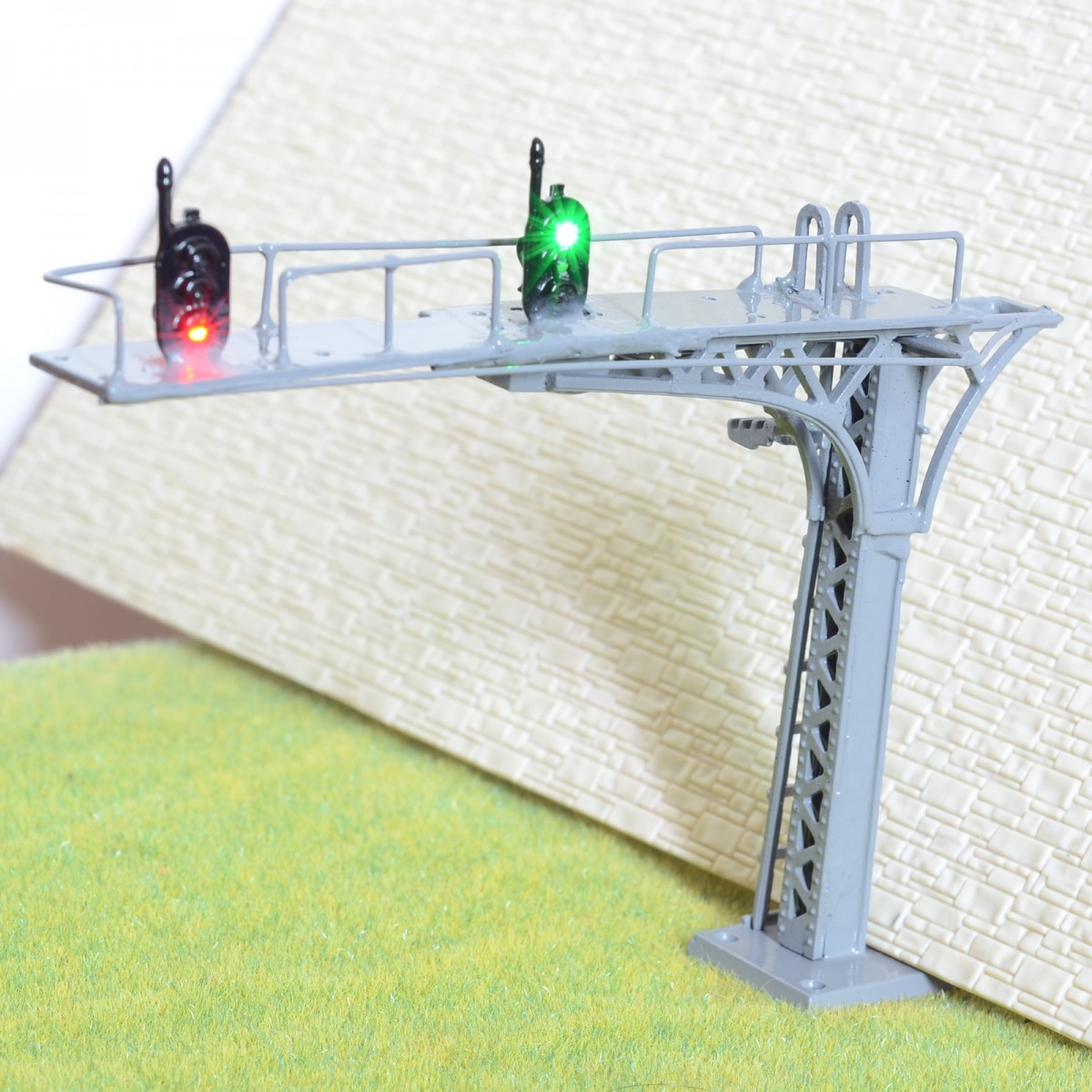 1 x HO / OO gray cantilever signal bridge LED 2 aspects double Tracks right side